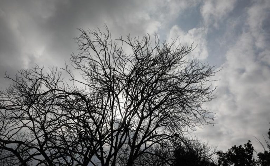 Αυξημένες νεφώσεις και ισχυροί άνεμοι σήμερα