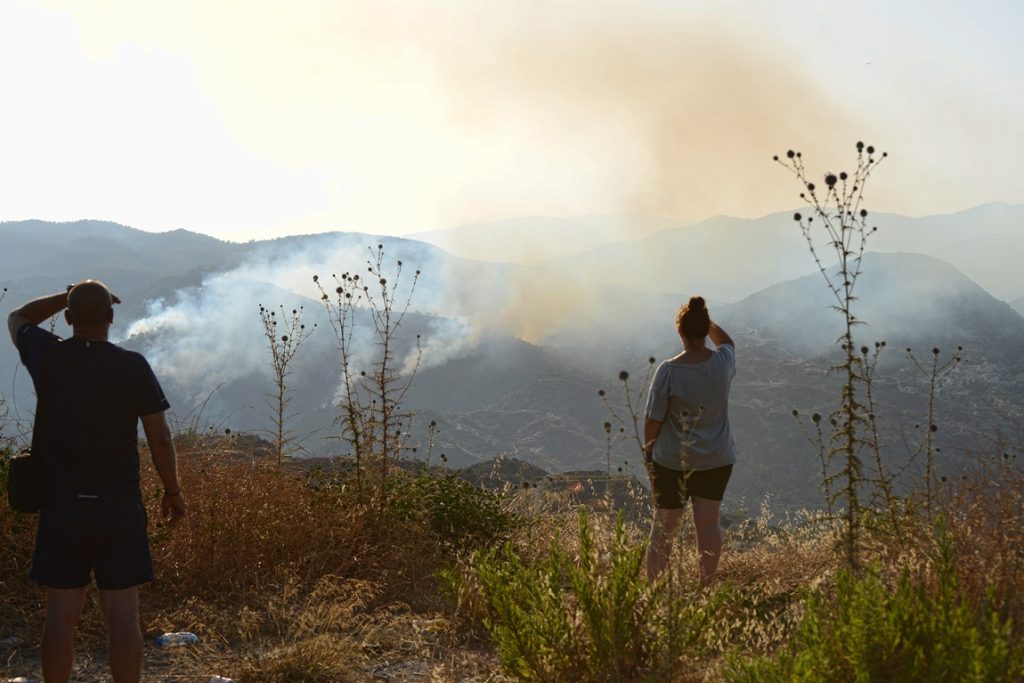 Ολονύχτια μάχη για κατάσβεση της φωτιάς στη Διερώνα