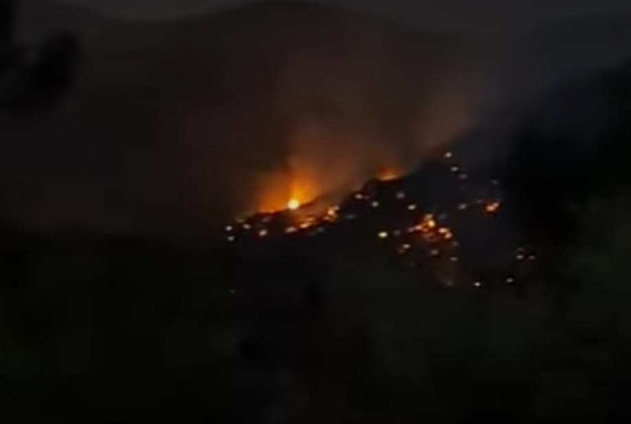Βελτιωμένη η εικόνα στον Άγιο Μάμα – Ολονύχτια η προσπάθεια κατάσβεσης