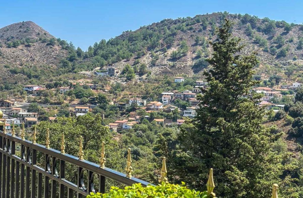 Η φωτογραφία Γέροντα με το σκύλο του σε μοναστήρι της Πιτσιλιάς που κάνει τον γύρο του διαδικτύου