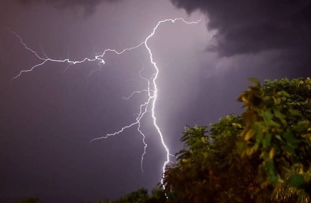 Συννεφιασμένος σήμερα ο καιρός με καταιγίδες απόψε