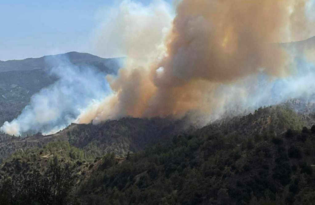 Σε εξέλιξη πυρκαγιά μεταξύ Αγίου Μάμαντος και Καλού Χωριού