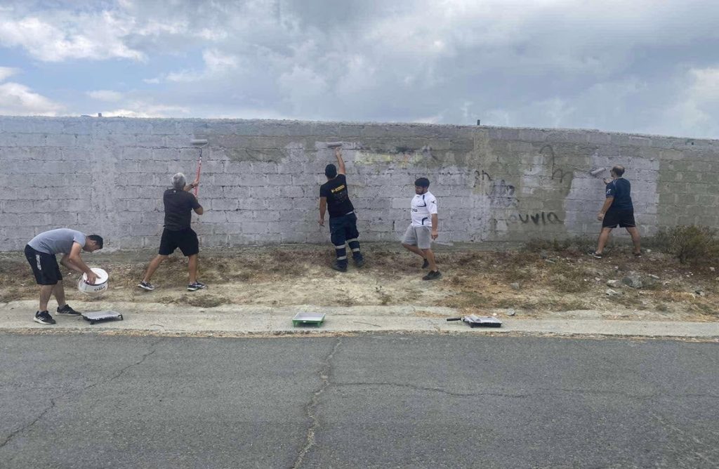 Παράδειγμα προς μίμηση: Φόρεσαν τις φανέλες των ομάδων τους και πήραν μπογιές να σβήσουν συνθήματα