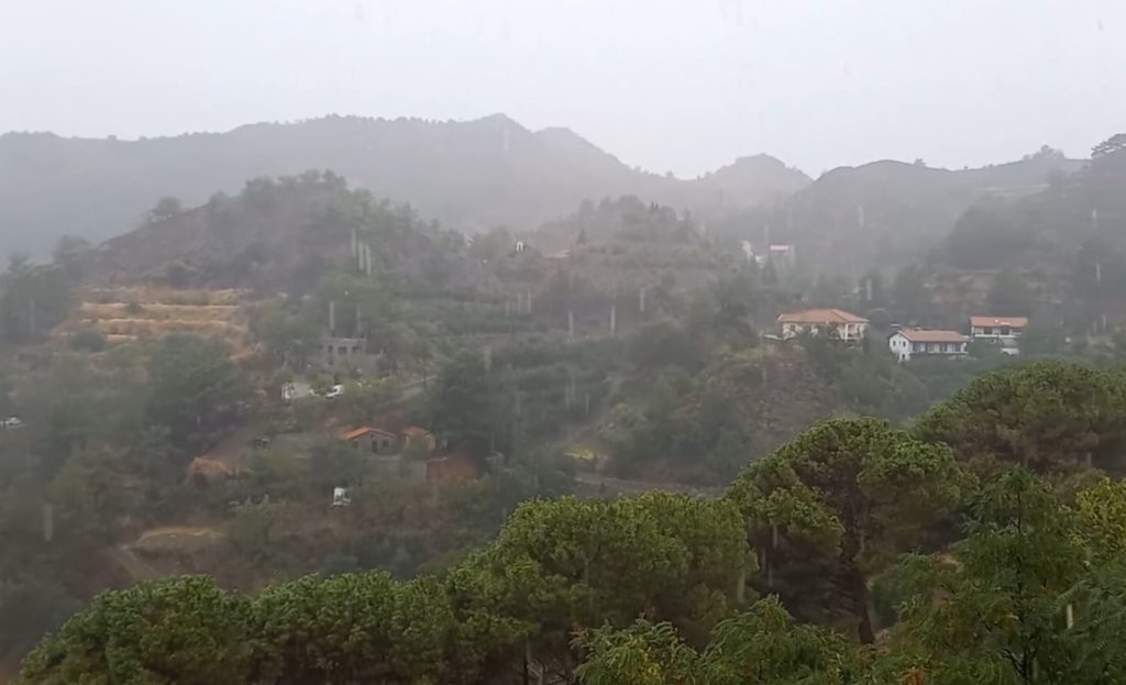 Βροχές και καταιγίδες σήμερα στα ορεινά – Τι αναμένεται το Σαββατοκύριακο