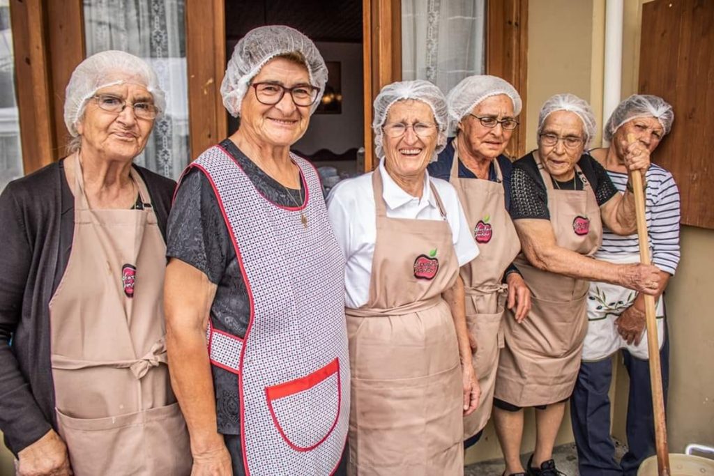 Οι γυναίκες «σύμβολο» πίσω από το Φεστιβάλ Μήλου της Κυπερούντας