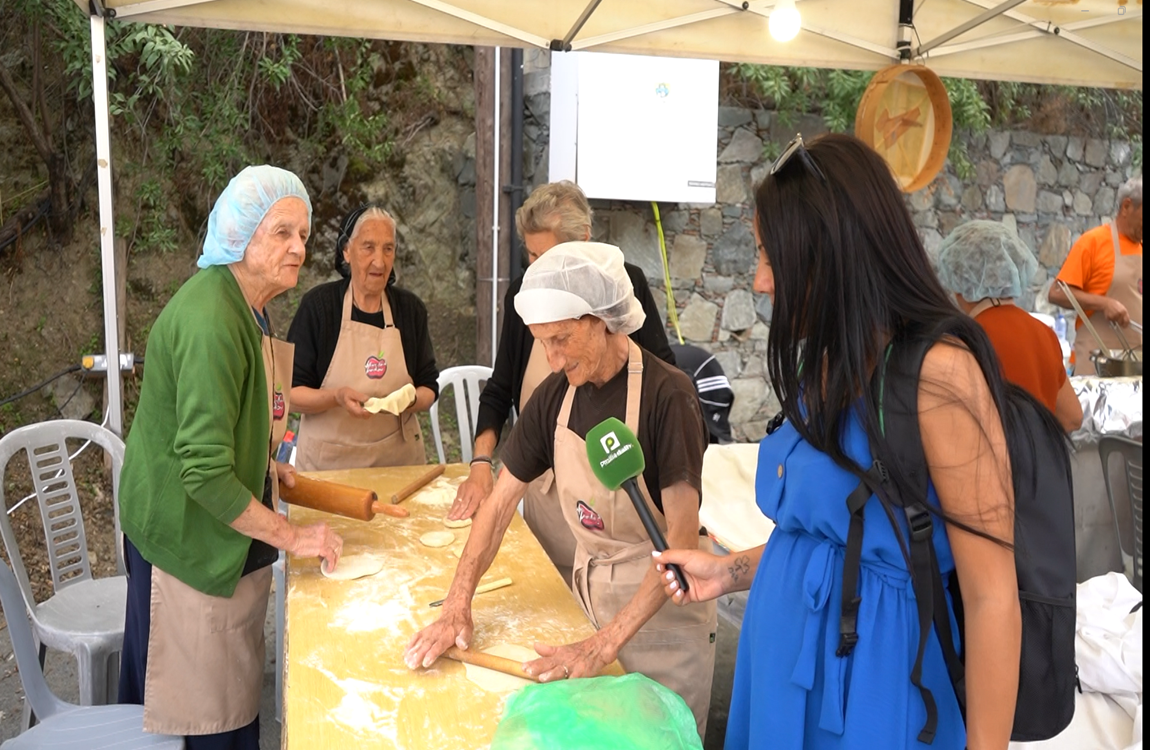 ΒΙΝΤΕΟ: Ακούραστες, άνοιγαν φύλλο για πίττες με μαρμελάδα… μήλου!