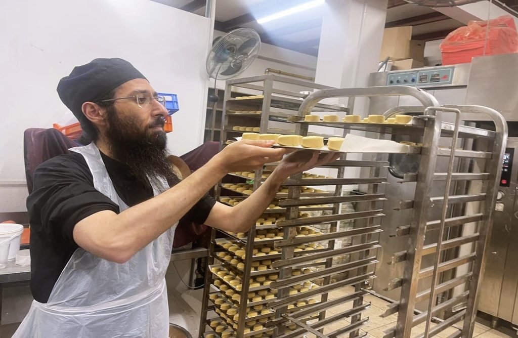 Μονή Οσίου Αββακούμ: O Γέροντας Νεκτάριος βοηθάει στις προετοιμασίες χριστουγεννιάτικων γλυκών (ΦΩΤΟΣ)