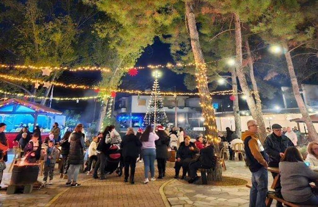 Φωταγωγήθηκε το Χριστουγεννιάτικο Δέντρο στον Λουβαρά (ΒΙΝΤΕΟ & ΦΩΤΟΣ)