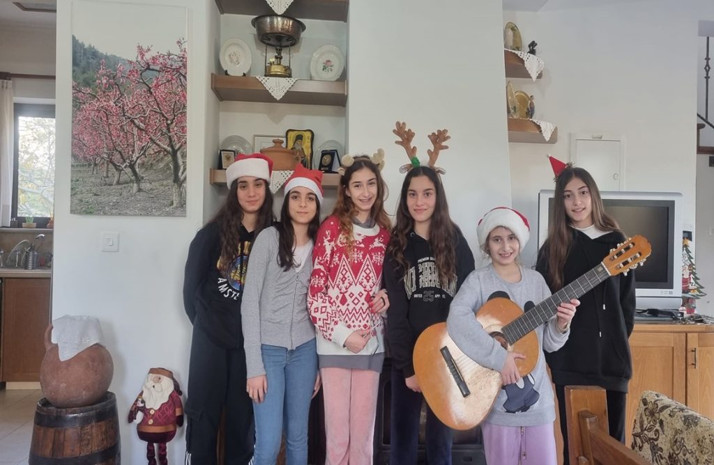 Έξι παιδιά τραγούδησαν τα κάλαντα σε όλο τον Κάτω Μύλο (ΦΩΤΟΣ)