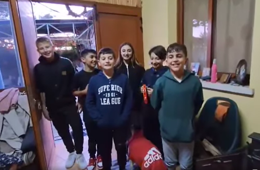 Τα Μελινιώτικα τήρησαν το έθιμο και τραγούδησαν τα κάλαντα από πόρτα σε πόρτα (ΒΙΝΤΕΟ)