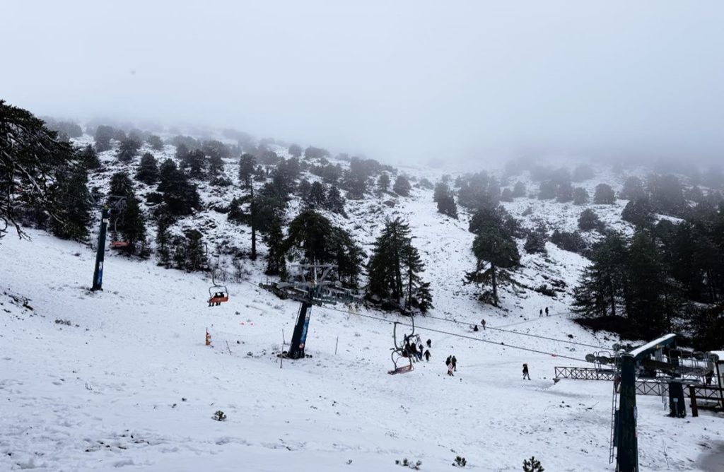 «Ντύθηκε» στα λευκά το Τρόοδος μετά την πρώτη χιονόπτωση του χειμώνα (ΒΙΝΤΕΟ & ΦΩΤΟΣ)
