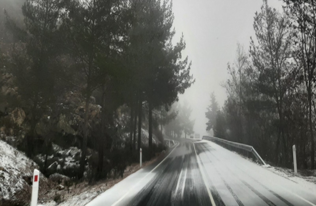 Αυτοί οι δρόμοι είναι επικίνδυνοι λόγω χιονόπτωσης και ομίχλης