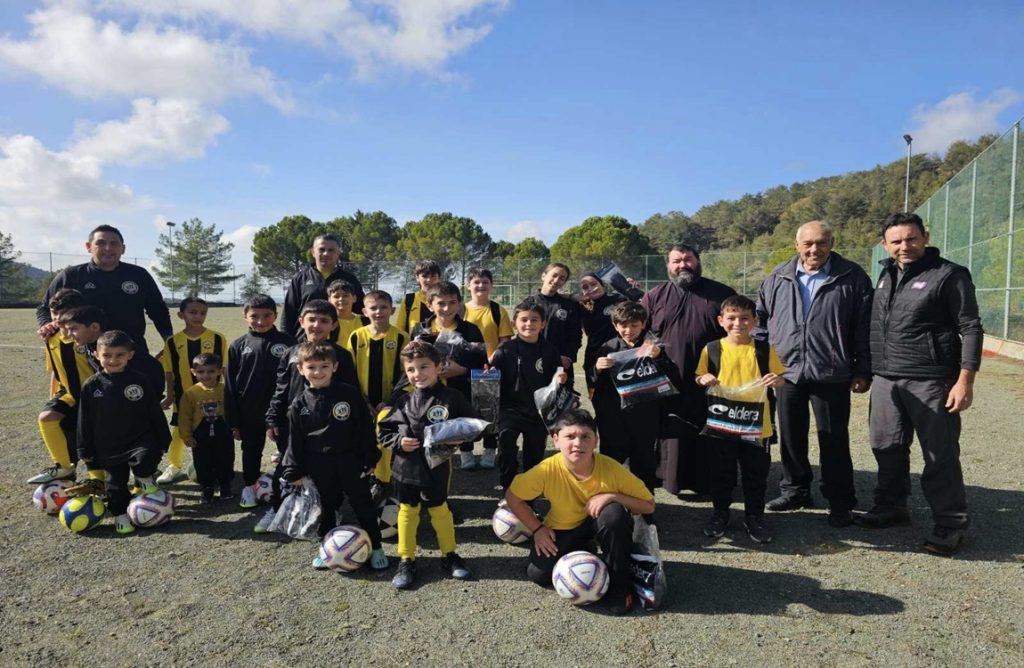 Προσέφεραν γάντια και αθλητικά sweatshirt στην ακαδημία Αγ. Ιωάννη Πιτσιλιάς (ΦΩΤΟ)