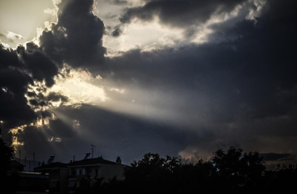 Σύννεφα και ομίχλη στο σκηνικό του καιρού