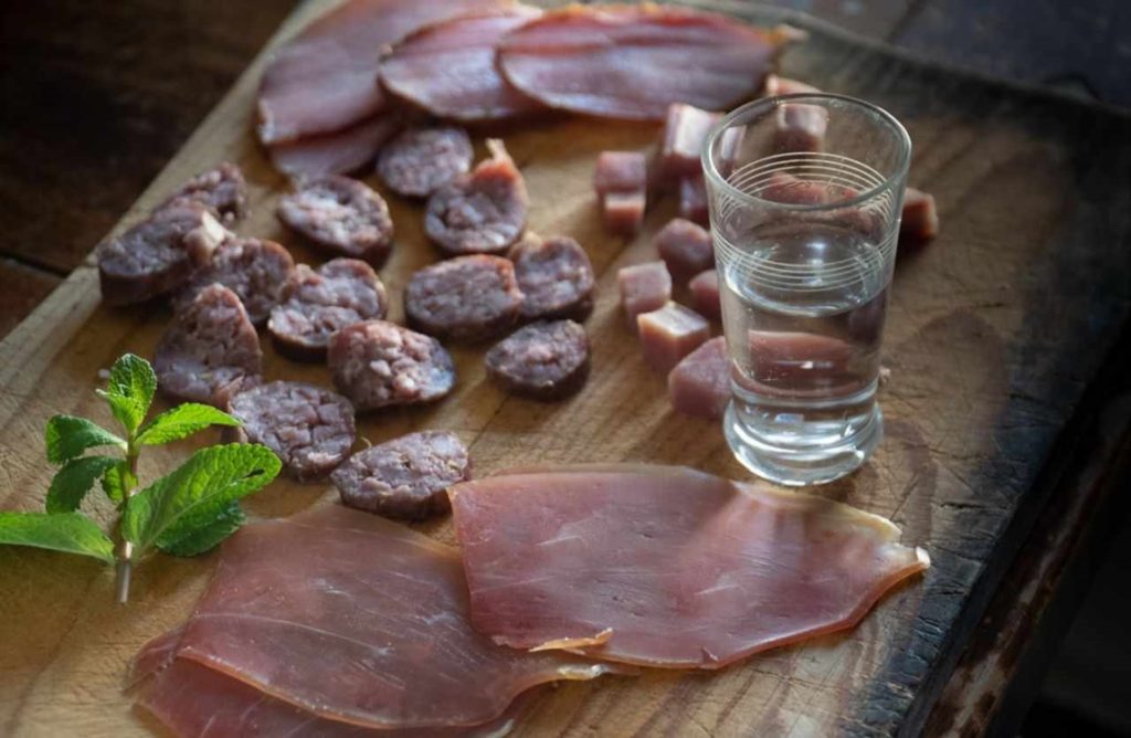 Αλλαντικά Πιτσιλιάς: Μια κληρονομιά Γεύσεων και Παραδόσεων