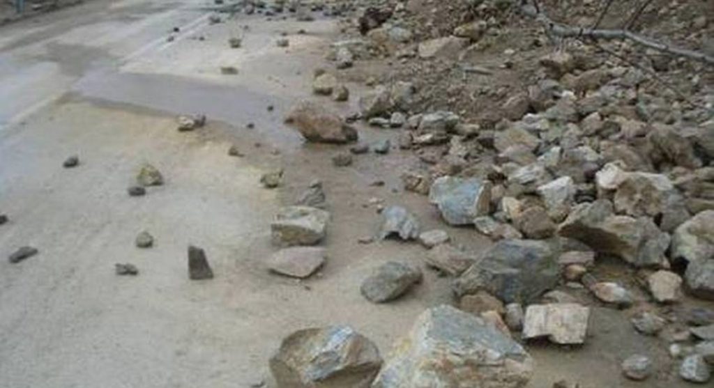 Οδηγοί προσοχή! Πέτρες στο οδόστρωμα στον δρόμο Απλικίου-Φαρμακά