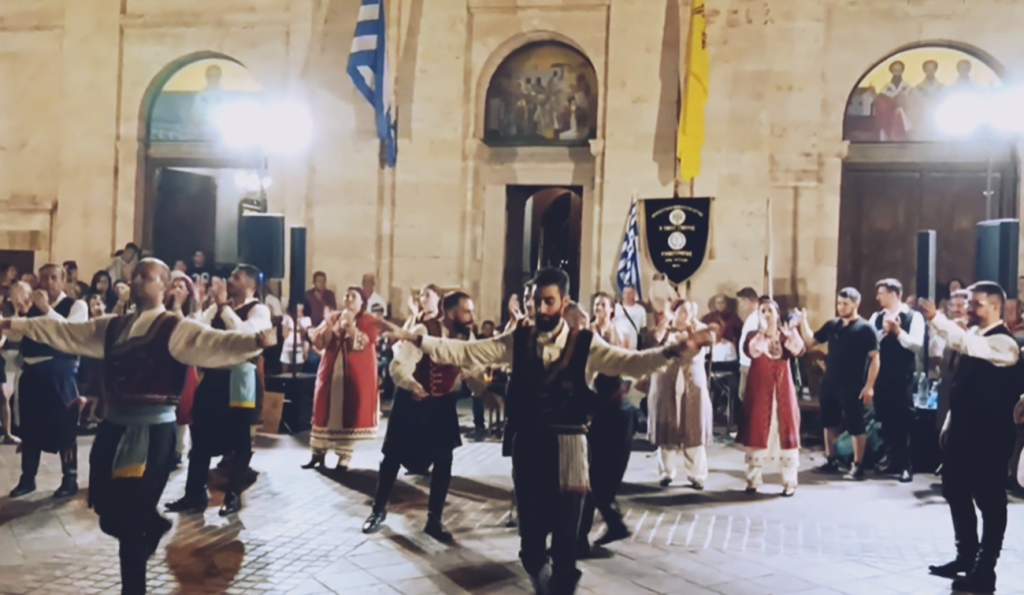 Δείτε βίντεο: Χορευτικό του Θ.Ο.Ι Κυπερούντας στην πλατεία της Μητρόπολης στα Χανιά της Κρήτης