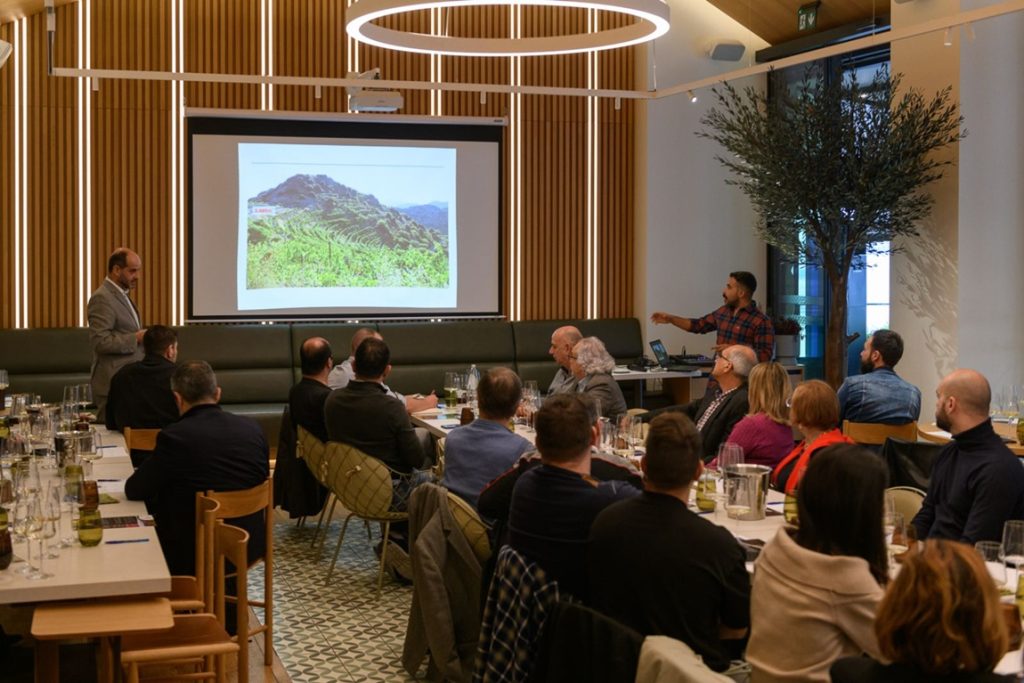 Μεγάλη Επιτυχία στην Εναρκτήρια Εκδήλωση της Συνεργασίας “Vines Above Clouds” και των οίνων από υπερ-ορεινούς αμπελώνες του Τροόδους
