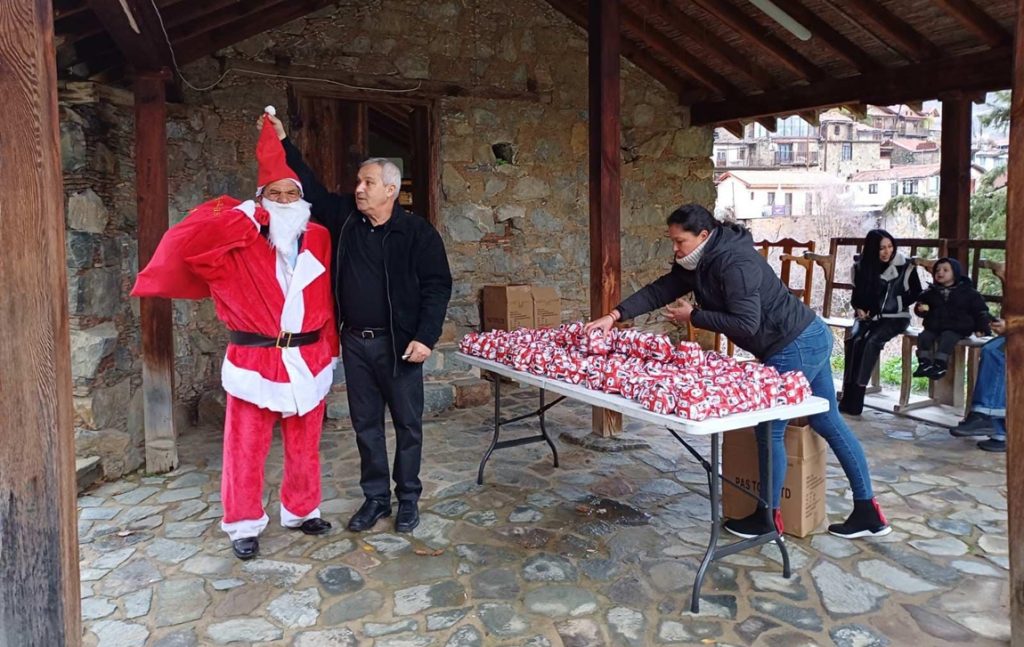 Ο Άγιος Βασίλης έφτασε έξω από την εκκλησία στον Ασκά!